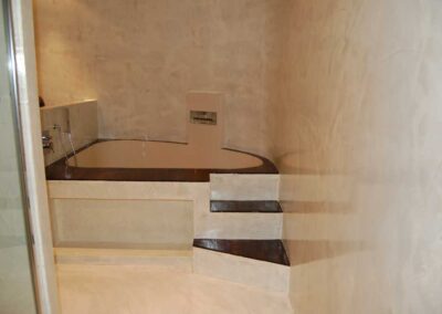 Bagno con rivestimenti in resina area spa