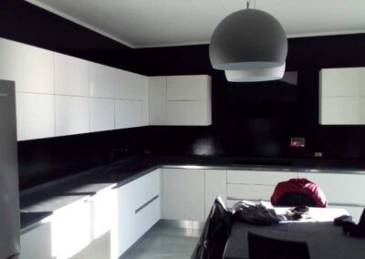 Cucina con pavimento e decorazioni in resina