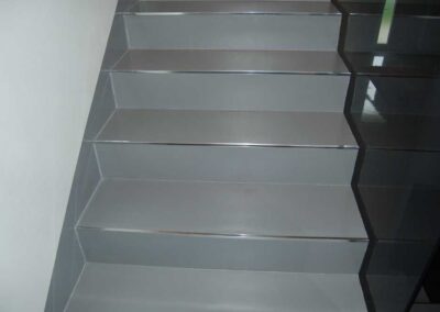Gradini scala con finitura acciaio