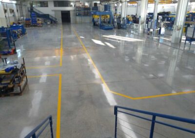 Industria con pavimentazione cemento lucidato