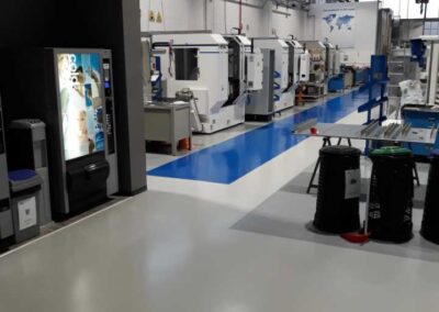 Industria con pavimento in resina