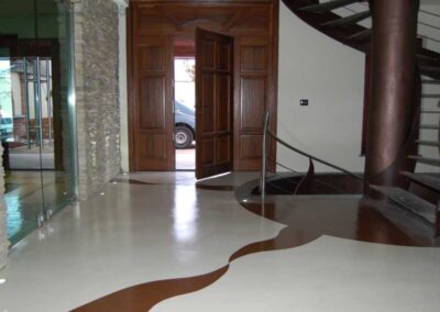 Ingresso con pavimentazione in resina decorata
