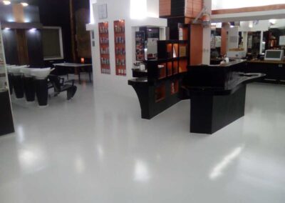 Locale commerciale con pavimentazione in resina