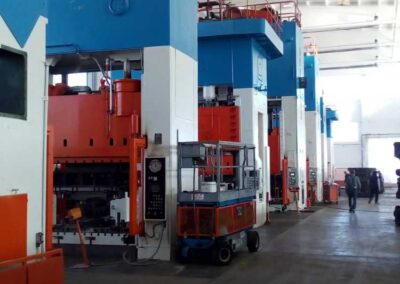 Macchinari industriali verniciati in capannone