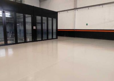 Officine con pavimentazione in resina