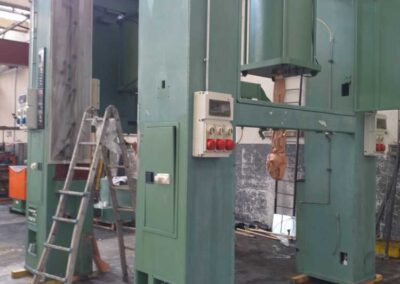 Pressa industriale prima della verniciatura