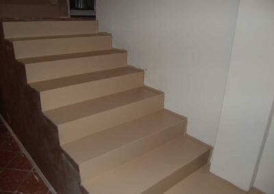 Realizzazione in corso scala in resina civile