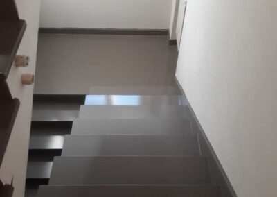 Scala civile in resina grigia