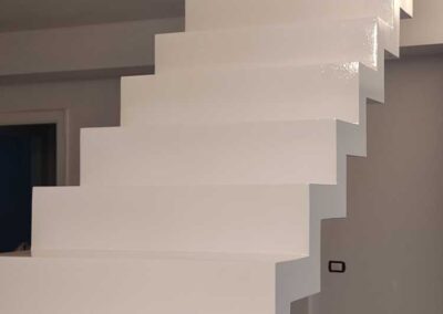 Scala interna in resina civile