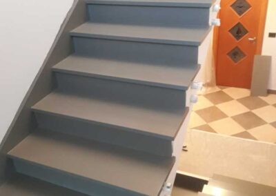 Scala interna in resina civile grigia
